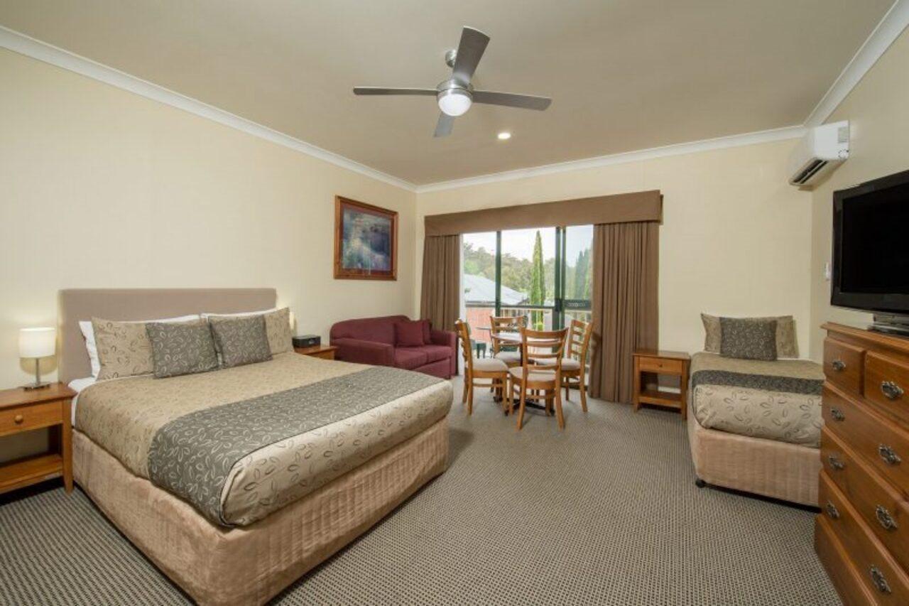 Clare Country Club Hotel Екстериор снимка