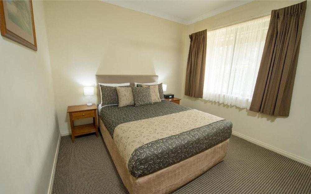 Clare Country Club Hotel Екстериор снимка
