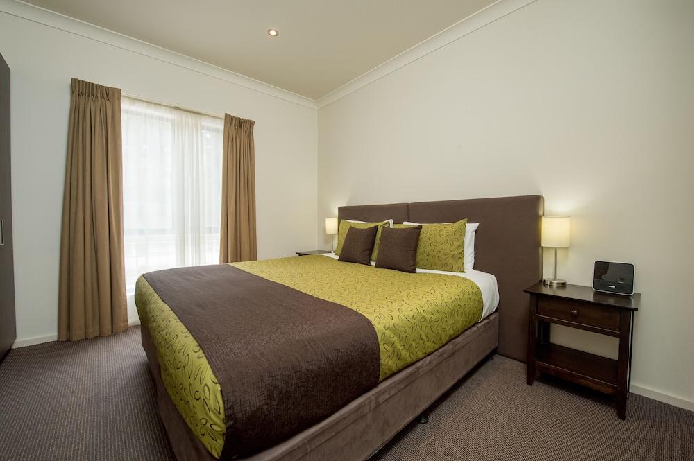 Clare Country Club Hotel Екстериор снимка
