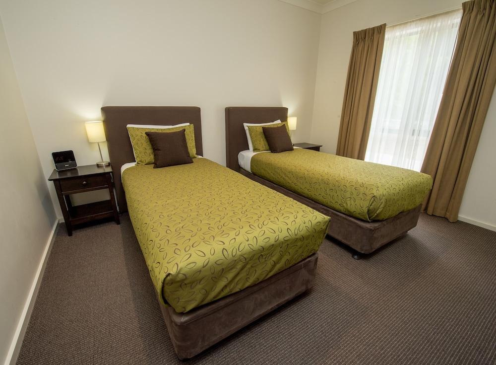 Clare Country Club Hotel Екстериор снимка