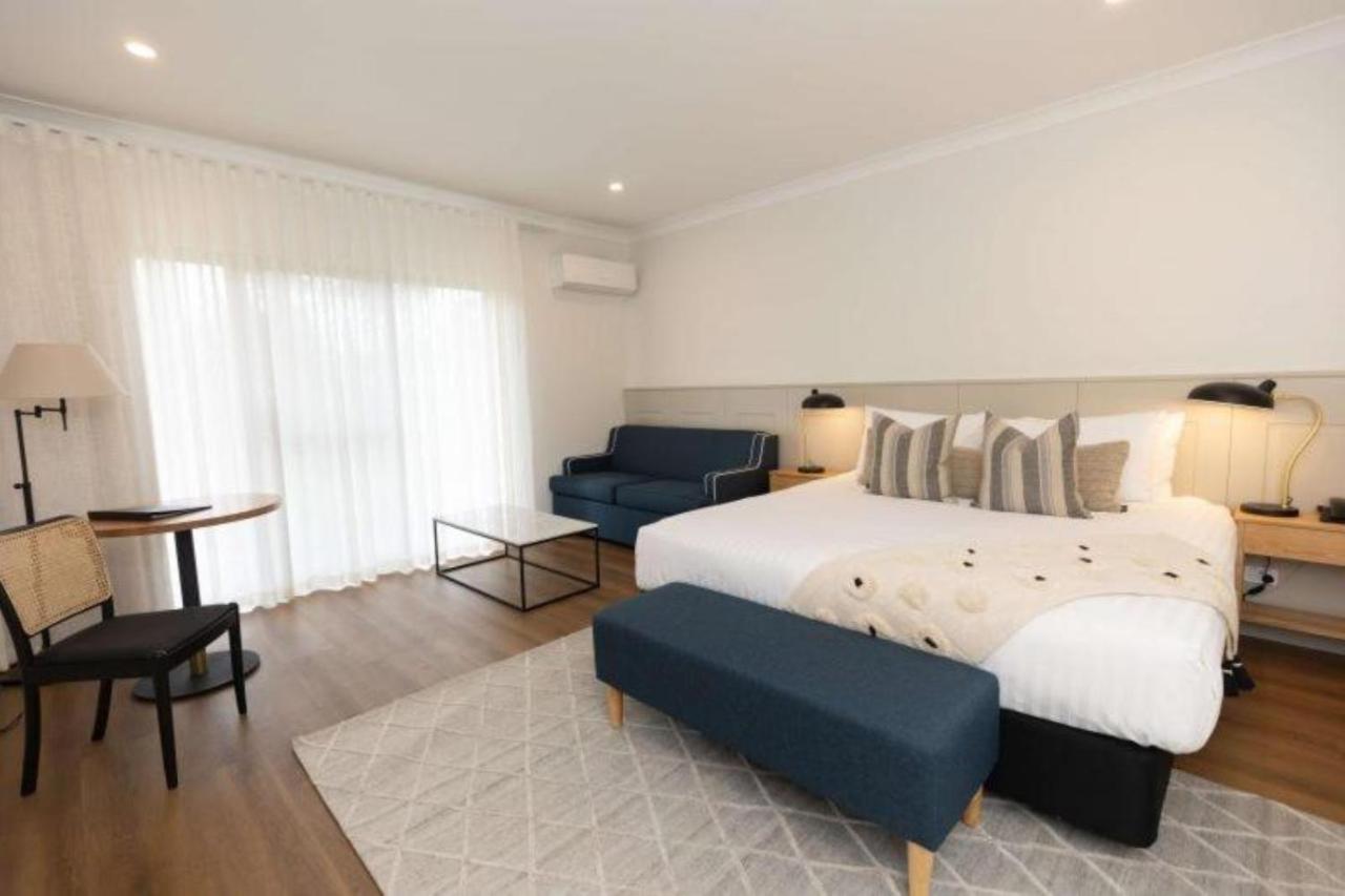 Clare Country Club Hotel Екстериор снимка