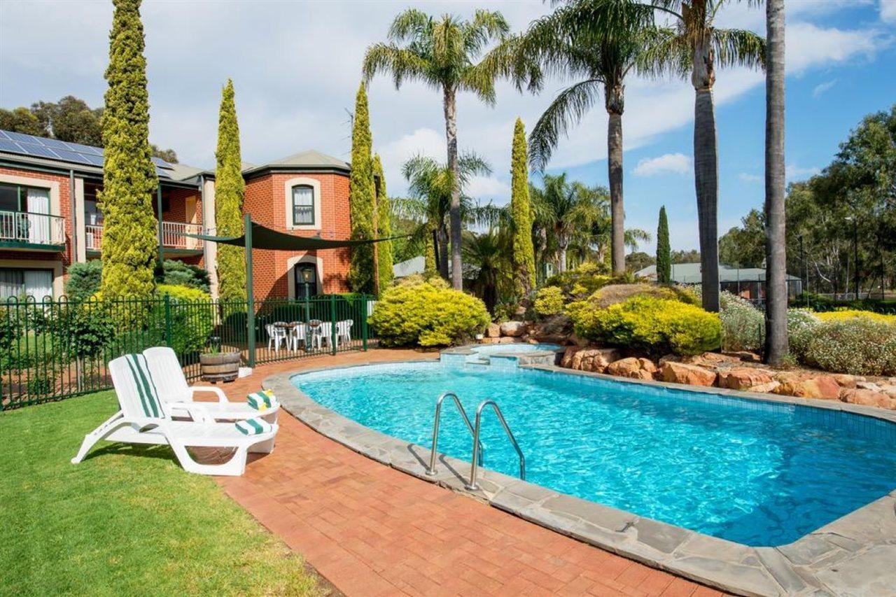 Clare Country Club Hotel Екстериор снимка