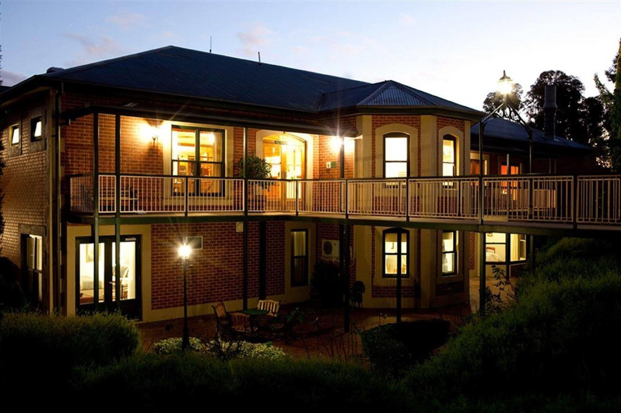 Clare Country Club Hotel Екстериор снимка