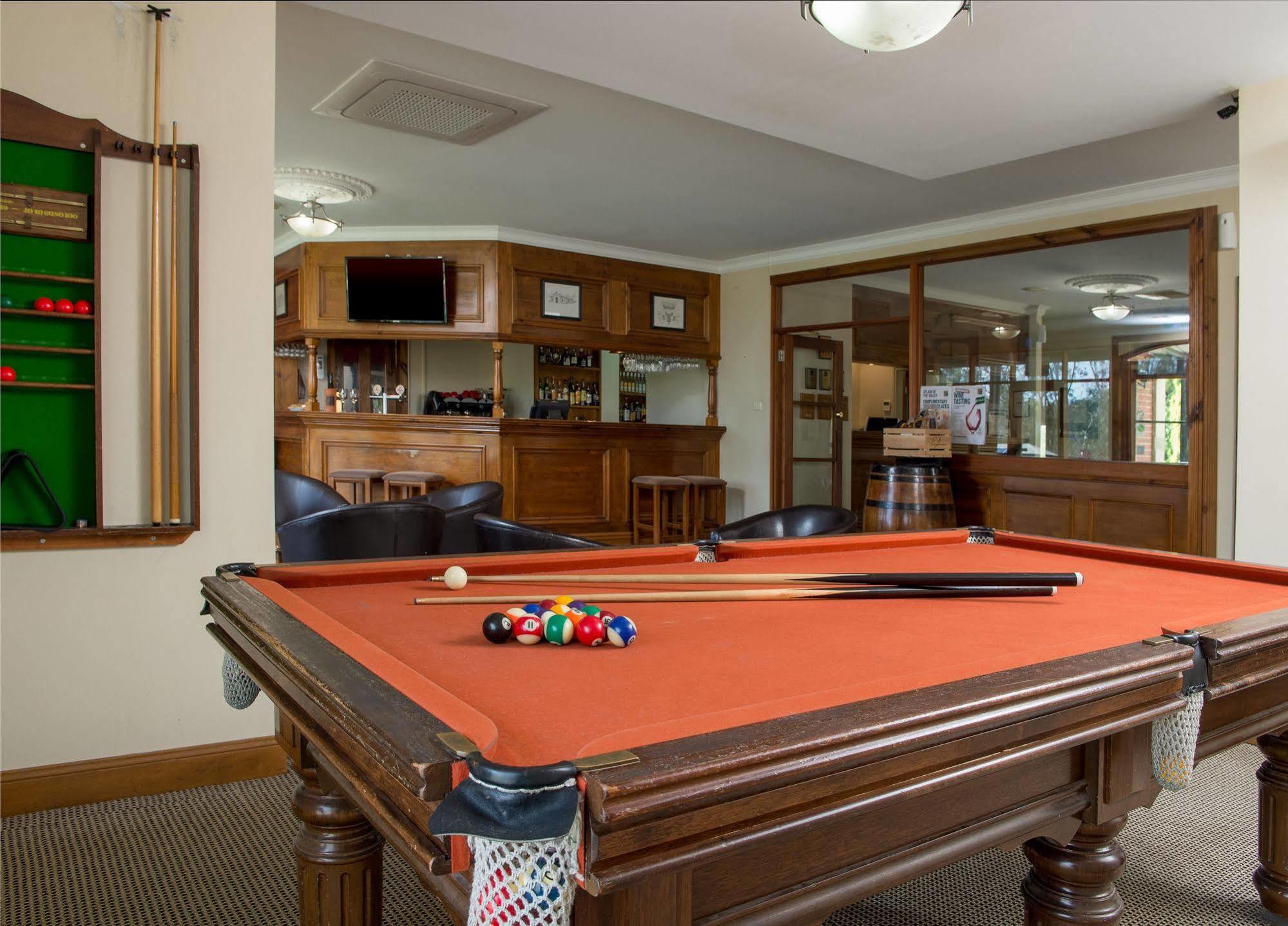 Clare Country Club Hotel Екстериор снимка