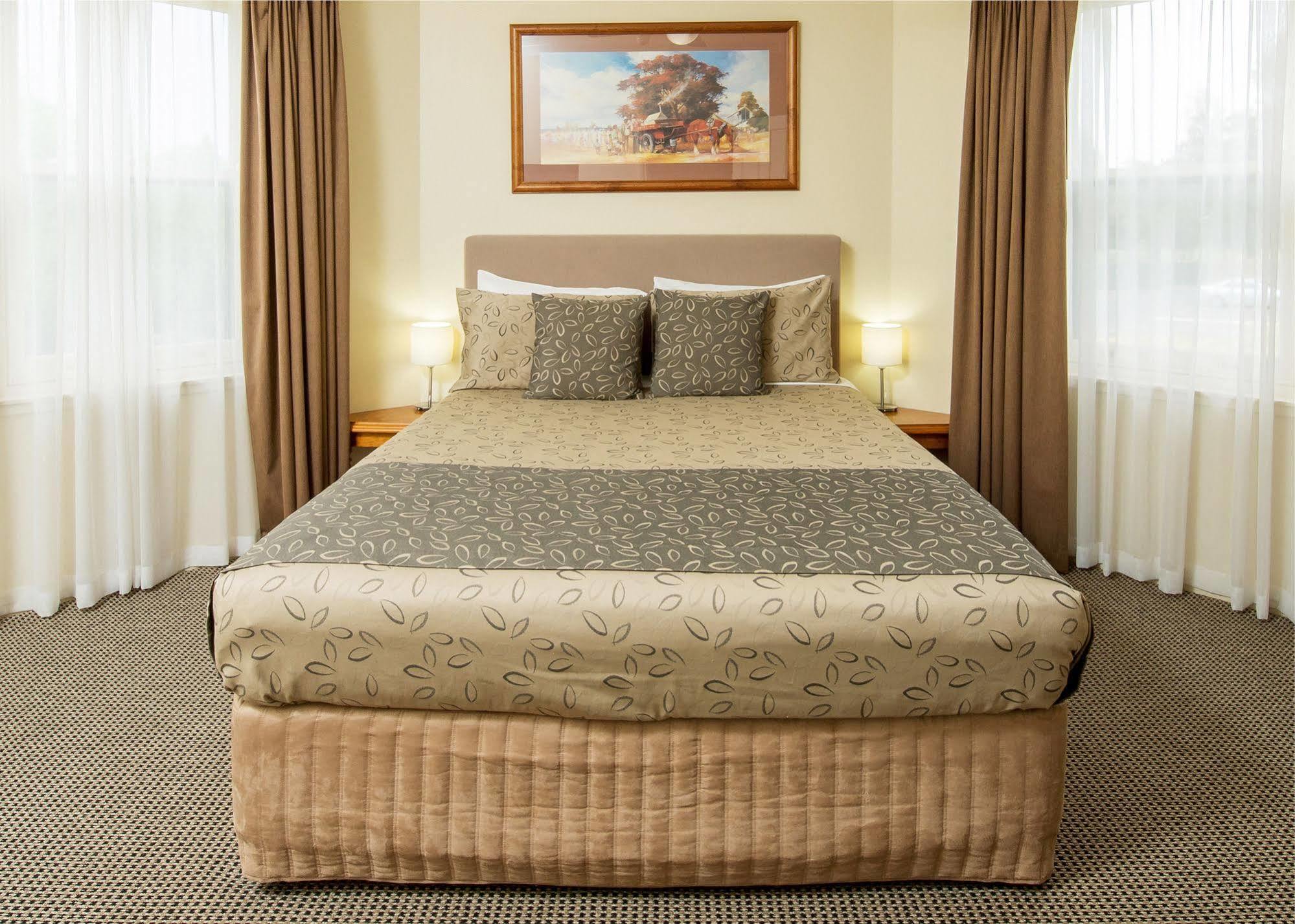 Clare Country Club Hotel Екстериор снимка