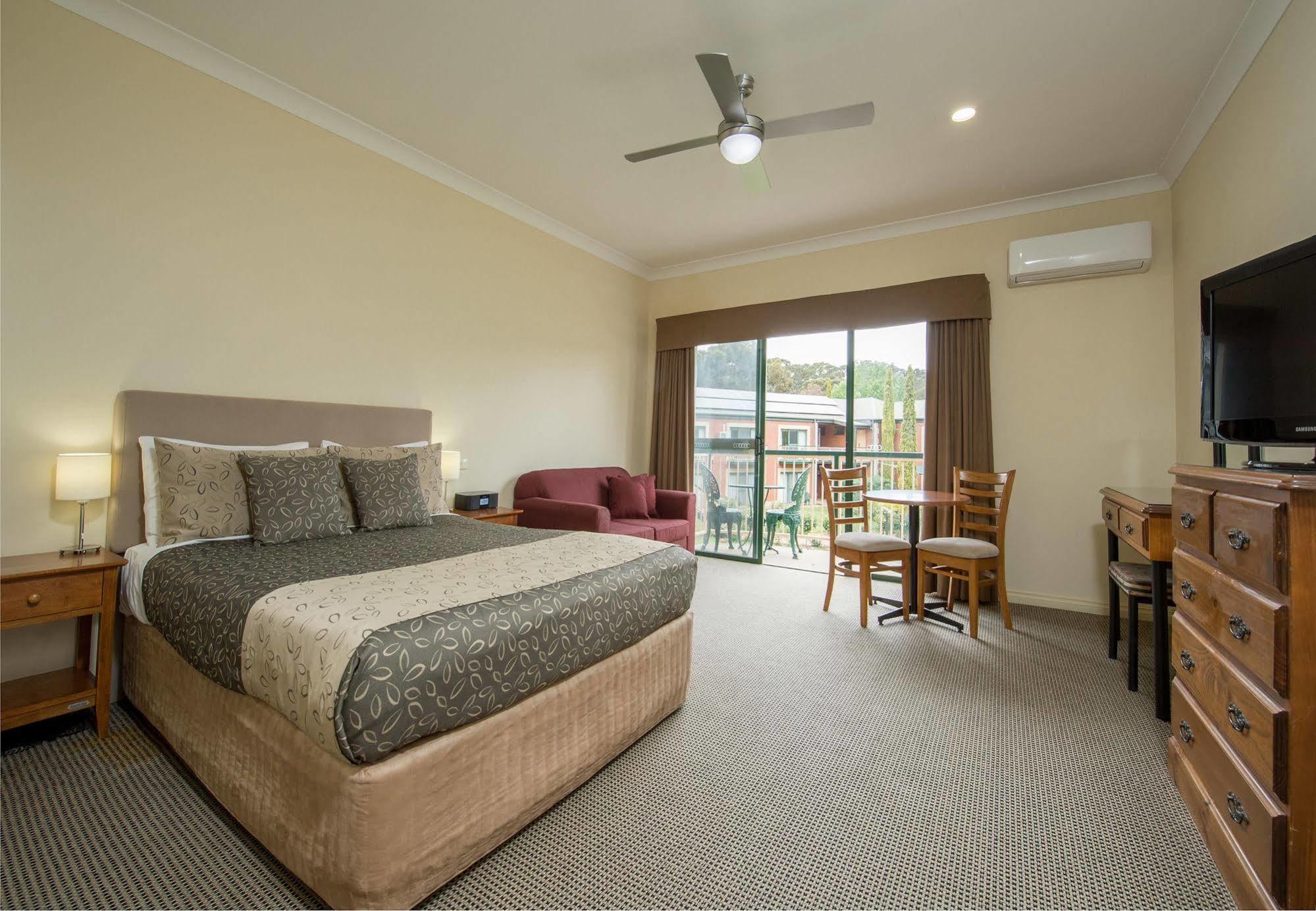 Clare Country Club Hotel Екстериор снимка