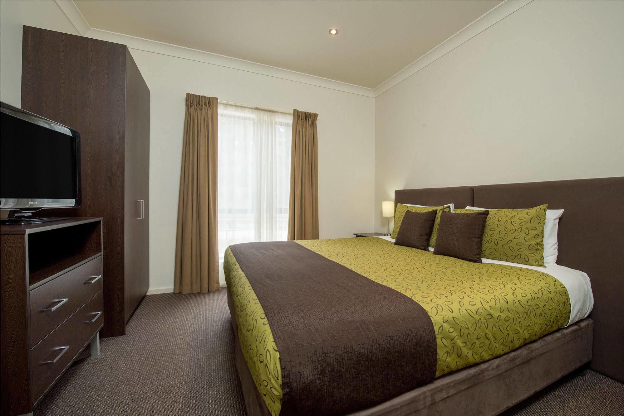 Clare Country Club Hotel Екстериор снимка