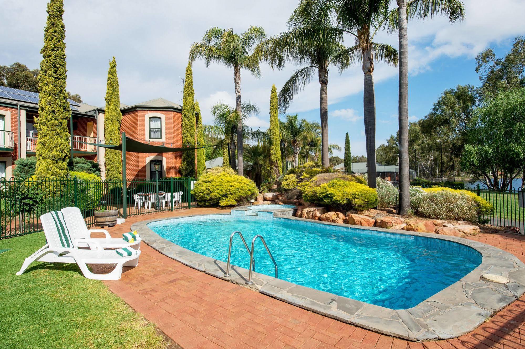 Clare Country Club Hotel Екстериор снимка