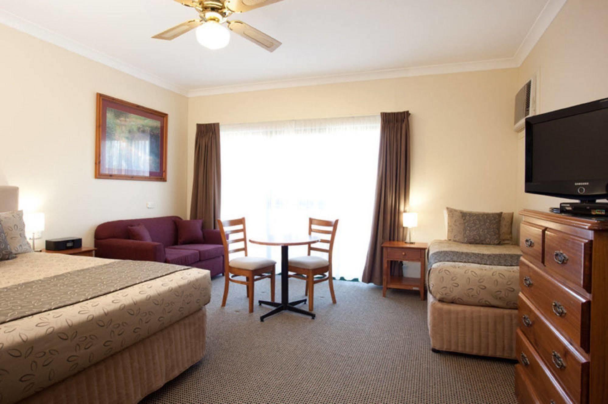 Clare Country Club Hotel Екстериор снимка