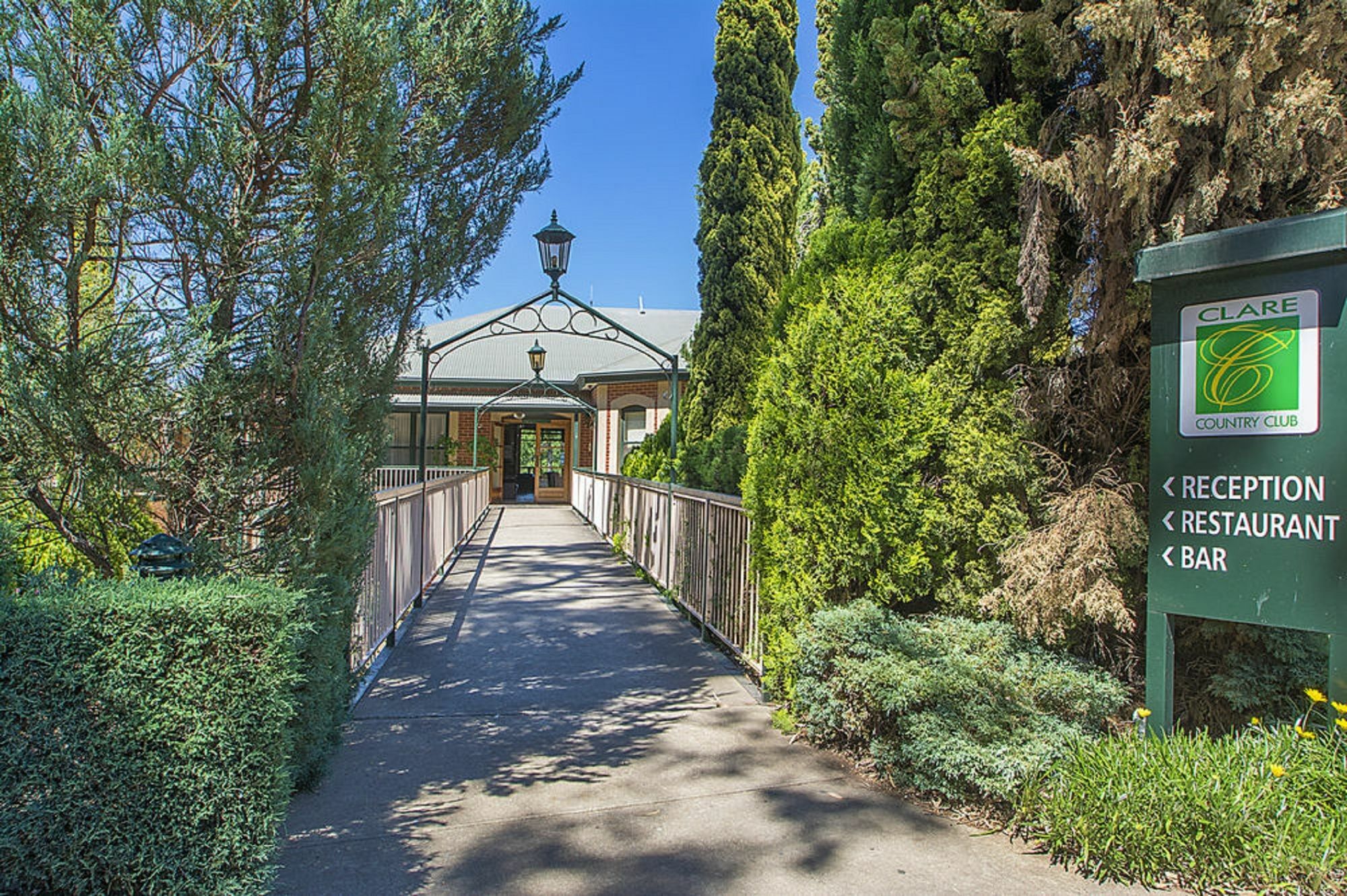 Clare Country Club Hotel Екстериор снимка